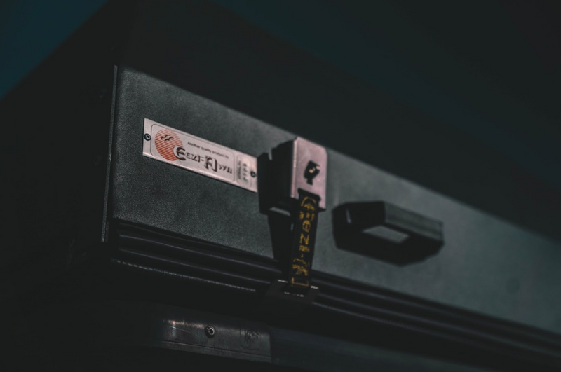 Load image into Gallery viewer, Sabre Hard Shell Roof Top Tent