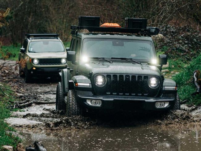 Load image into Gallery viewer, Front Runner Jeep Wrangler JL 4 Door with Slimline II 1/2 Roof Rack Kit driving on muddy terrain
