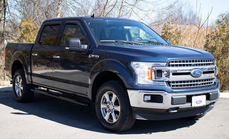 Load image into Gallery viewer, Alt text: &quot;2015-2023 Ford F-Series SuperCrew pickup with Fishbone Offroad 5-inch oval side steps installed for easy entry.&quot;
