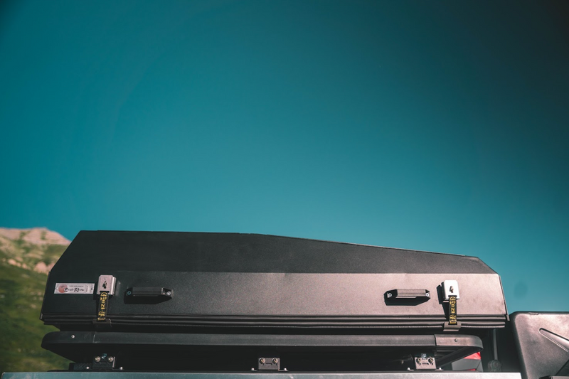 Load image into Gallery viewer, Sabre Hard Shell Roof Top Tent
