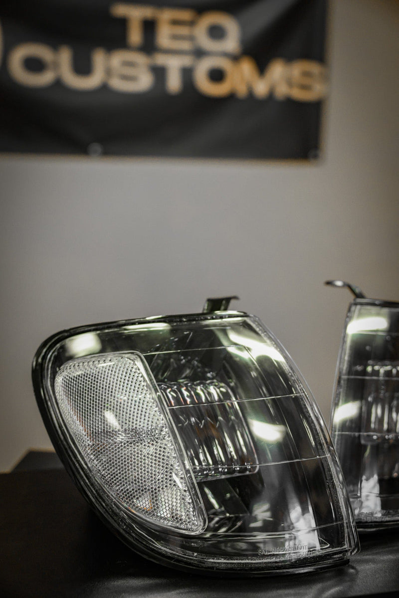 Load image into Gallery viewer, 00-04 Tundra Access Cab Black Corner Lights
